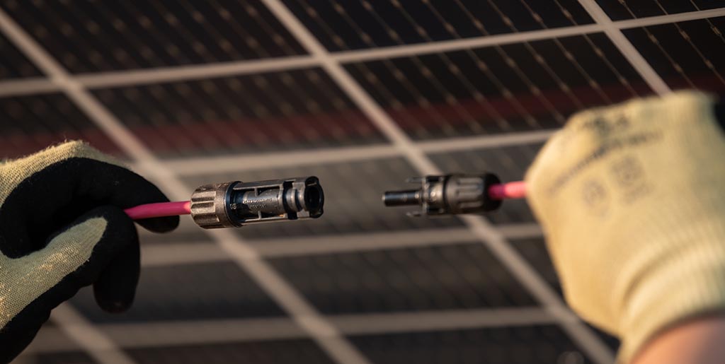 Conectores fotovoltaicos antes de su conexión.