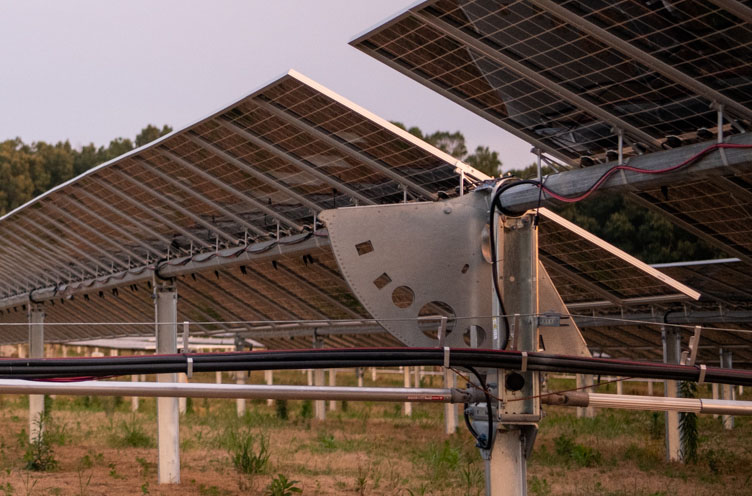 Espacio para el motor de un tracker solar en un proyecto de un cliente de Shoals.