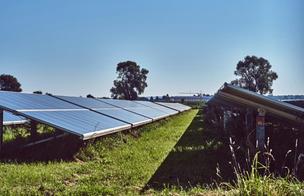 Fundamentos fotovoltaicos: estructuras, inversores y EBOS