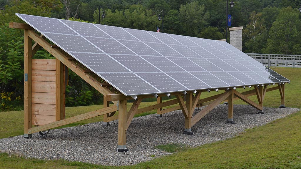 Módulos fotovoltaicos instalados sobre una estructura de montaje fijo inclinada.